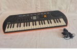 Mini Teclado Eletrônico Portátil Casio SA76, funcionando mais sem garantias futuras medindo 6 cm por 60 cm por 20 cm, Falta a capinha do botão de liga e desliga, não atrapalha o funcionamento.