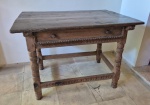 Mesa de Apresentação século XVIII tampo maciço com patina do tempo gaveta central pernas torneadas com travas horizontais apresenta desgastes naturais de uso, medindo 86 cm de altura por 120 cm por 82 cm, deve ser desmontado e retirado por transportadora na Rua Piratininga - gávea RJ.