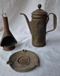 Antigo conjunto de bule e dois cinzeiros em cobre  sendo o bule com amassados medindo 24 cm  de altura por 21 cm por 9 cm, e cinzeiro em forma de lareira medindo 20 cm de altura por 10 cm de diâmetro e o ultimo 13 de diâmetro.