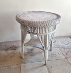 Mesa auxiliar em vime pintado de branco 74 x 70 diam.