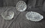 3 peças - Porta confeitos em vidro moldado Alt 3 cm x 15 cm , lavanda em cristalfrancês , lavrado em estrelas Alt 6cm - diam. 12 cm Cinzeiro em vidro moldado 4 cm x16 cm diam.