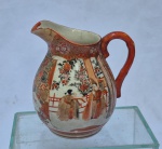 Cremeira em porcelana Japonesa Século XIX decorada em policromia com cenas familiares e ouração. Apresenta falta na parte interna do bico e restauro no exterior da peça. Alt 12 cm por  cm de diâmetro.