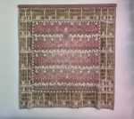 Tapeçaria Indiana antiga com representações de figuras , elefantes e cavalos  medindo 122 cm por 122 cm, apresenta sinais de perdas de coloração devido a ação do tempo.