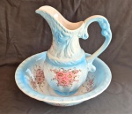 Jarro com bacia em faiança vitrificada ao gosto Barroco medindo a jarra 35 cm de altura por 1 cm de diâmetro e bacia medindo 12 cm de altura por 3 cm de diâmetro.