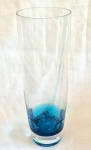 Vaso em cristal moldado a mão formato cônico medindo 30 cm de altura por 10 cm de diâmetro, base com coloração azul profundo.