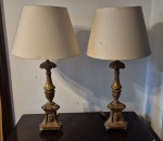 Par de tocheiros em madeira maciça policromada e com vestigios de douração medindo 60 cm de altura por 15 cm por 15 cm no tacheiro.