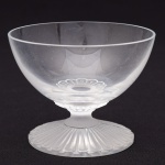 RENÉ LALIQUE - Taça em cristal assinada na base. Diâmetro: 12 cm. Altura:  9 cm.