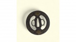 Raríssima Tsuba guarda, ou proteção de mãos. Disco de ferro utilizado em espadas japonesas para a proteção da mão contra a espada oponente. Medida: 7,5 cm x 6,5 cm.