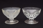 Par de taças de champanhe em cristal Baccarat, gravado no fundo. Pequeno bicado em uma das taças. Diâmetro: 10 cm. Altura: 8 cm.