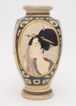 Antigo vaso em porcelana japonesa. Medida: 32 cm.