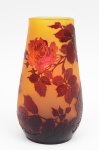 EMILE GALLÉ (França, 1846 - 1904) - Vaso em pasta de vidro acidado, cameo glass, com desenho floral. Assinado no bojo. Medida: 23 cm.