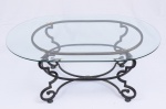 Mesa de centro oval com pés de ferro e tampo em espesso cristal bisotado. Medidas: 70 cm x 110 cm. Altura: 45 cm. ATENÇÃO: RETIRADA COM AGENDAMENTO NA Av. VISCONDE DE ALBUQUERQUE (LEBLON).
