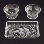 Bandejinha de vidro com pequeno bicado na borda medindo 19 cm x11 cm e 2 bowls para petiscos em vidro medindo 10 cm de diâmetro x 6 cm de altura