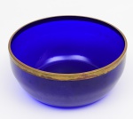 Bowl, fruteira, em vidro azul com borda em metal dourado. Diâmetro: 20 cm. Altura: 9 cm.