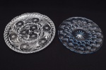 2 Pratos para bolo em cristal medindo 36 cm e 33 cm respectivamente.