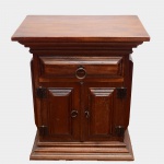 Mesinha rústica de cabeceira em madeira nobre com 2 portas e 1 gaveta. Medidas: 53 cm x 35 cm. Altura: 61 cm. ATENÇÃO: RETIRADA COM AGENDAMENTO NA Av. VISCONDE DE ALBUQUERQUE (LEBLON).