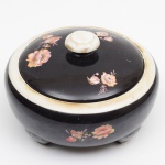 Caixa redonda, púcaro, em porcelana alemã. Diâmetro 18 cm. Altura: 13 cm