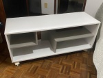 Móvel rack moderno medindo: 110 x 40 cm. Altura: 47 cm. ATENÇÃO: RETIRADA NA TIJUCA, Rua Andrade Neves, com agendamento.