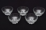 Conjunto de 5 bowls de vidro. 1 com bicado. Diâmetro: 8,5 cm, altura: 4,5 cm