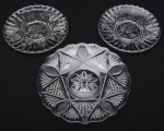 3 pratos em demi cristal, sendo 2 pratos de 20 cm e outro de 26 cm de diâmetro (gravado Portieux no fundo).