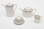 Conjunto de chá com 4 peças em porcelana da marca ALTWASSER SILESIA, composto de: bule de café (22 cm), bule de chá (16cm), leiteira (8 cm) e açucareiro (11 cm). Bule de chá trincado no corpo.