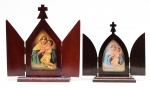 Dois oratórios de mesa com gravuras de Nossa Senhora. Alturas: 25 cm e 20 cm.