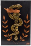 LUCIANO - Escultura representando símbolo da medicina, cobra enrolada em tocha, feita com sucatas de metais sobre placa de duratex. Assinada e datada 05/04/79. Medida da placa: 49 x 33 cm.