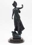 ROUSSEAU - Escultura feminina em bronze. Assinada na base. Altura: 57 cm