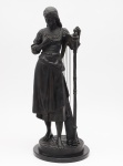 E. BOURET - Escultura em bronze representando harpista. Assinada. Altura: 67 cm.