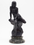 L. BUREAU - Escultura em petit bronze representando menino. Altura: 50 cm