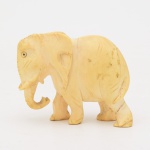 Escultura de elefante em marfim oriental. Sinal de restauro na para traseira. Medidas: cm
