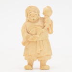 Escultura em marfim oriental representando operário. Medida: