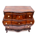 Cômoda bombée em jacarandá do século XVIII-XIX, tampo maciço, com frente e laterais onduladas. Apresenta 3 gavetas com espelhos da fechadura e puxadores em marfim (1 puxador no estado). Medidas: 100 x 58 cm. Altura: 85 cm