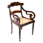 Cadeira de braços em jacarandá, dita "pernambucana". Assento em palhinha natural. Alura do encosto: 88 cm.