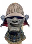 Koboshi Bachi Kabuto - Japão, provavelmente período EDO (1603-1868) - capacete de 50 tiras com 19 rebites masi 20 rebites na tira central, crescentes do centro até a borda da viseira. Com Shikoro (protetor de pescoço) de 5 camadasa - Assinado. Máscara - Mempo Menoshitab (ferramenta para face) equipamento anexado ao Koboshi (capacete) confeccionada em ferro. Peças de época (pertenceu ao museu de armas de Petrópolis) e fazia parte da coleção de um renomado Samurai.