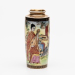 Vasinho em porcelana japonesa WAKAMIZU, com ouro na borda. Medida: 15 cm.