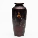 Vaso em porcelana oriental. Pequeno lascado na borda. Medida: 25 cm.