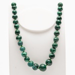 Colar em jadeita verde. Medida: 25 cm.