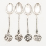 Conjunto de 4 colheres de café em prata europeia. Contraste possivelmente do século XVIII. Medida: 10,5 cm. Peso: 46 gramas.