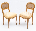 Par de cadeirinhas estilo Louis XV com assento estofado e palhinha no encosto. Apresentam reparo nas palhinhas (vide fotos). Altura do encosto: