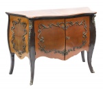 Cômoda bombee com 2 portas frontais e aplicações em bronze. Interior com uma pratelera com gradinha em metal amarelo. Apresenta selo da casa "A Renascença". Medidas: