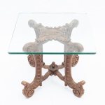 Mesinha de centro com base em madeira entalhada e  tampo de cristal. Medidas da base: x cm. Medida do tampo: x cm. Altura: cm.