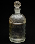 Vidro de perfume Guerlain. Bicado na borda. Altura: 16 cm.