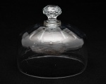 Tampa de queijeira em cristal francês Baccarat, lapidação "dedão". Diâmetro da base: 17,5 cm. Altura: 15,5 cm.