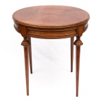 Mesinha redonda estilo inglês em madeira nobre. Diâmetro: cm. Altura: cm.