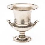 Balde de gelo em metal prateado. Diâmetro da parte superior.  cm. Altura: