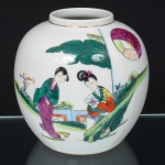 vaso em porcelana chinesa, corpo globular, colo curto e boca circular com lábio reto. Decoração policromada sobre esmalte branco, executada em esmaltes vítreos, com cenas figurativas de personagens femininas em ambiente palaciano ou doméstico, acompanhadas de elementos vegetais estilizados e objetos simbólicos, composição inspirada na tradição decorativa da família rosa (fencai). n reverso do corpo, inscrições caligráficas em caracteres chineses, pintadas a pincel em esmalte preto, de caráter ornamental. A base apresenta marca impressa em esmalte laranja, com dizeres em caracteres chineses identificando Jingdezhen, acompanhada da inscrição em inglês MADE IN CHINA, indicando produção voltada ao mercado de exportação. Medidas: Alt.: 13 x Diam.: 13 cm.
