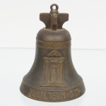 Sineta confeccionada em metal,  miniatura do "Sino do Jubileu" que se encontra nos jardins do Vaticano, doado pela fundição MARINELLI para a Santa Sé. Apresenta a expressão "Totus Tuus" sob brasão, imagem do Papa abrindo a Porta Santa, sob o triângulo e o Olho de Deus; essas réplicas foram produzidas com os mesmos símbolos e sonoridade do original, para que os católicos de todo mundo participassem das celebrações da chegada do terceiro milênio, que duraram até o dia 06 de Janeiro de 2001. Med.: Alt. 9 x Diam. 6,5 cm.