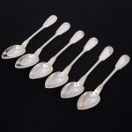 Christofle, Paris - França(Fundada em 1830 por Charles Christofle). Luxuoso conjunto de colheres grandes confeccionadas em metal espessurado à prata, fabricação francesa do início do século XX, executado ao estilo do período Louis Philippe. Padrão "Chinon", usado a partir de 1862, conhecido anteriormente como "filet" ou "vieux Paris". Cabo apresenta "ombros" e margem contornada por frisos de terminação cordiforme sobre extremo arredondado. Composto de seis(06) unidades. Marca da manufatura puncionada no verso do cabo. Med.: Comp. 20,5 cm.