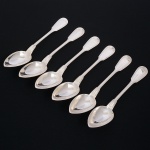 Christofle, Paris - França(Fundada em 1830 por Charles Christofle). Luxuoso conjunto de colheres grandes confeccionadas em metal espessurado à prata, fabricação francesa do início do século XX, executado ao estilo do período Louis Philippe. Padrão "Chinon", usado a partir de 1862, conhecido anteriormente como "filet" ou "vieux Paris". Cabo apresenta "ombros" e margem contornada por frisos de terminação cordiforme sobre extremo arredondado. Composto de seis(06) unidades. Marca da manufatura puncionada no verso do cabo. Med.: Comp. 20,5 cm.